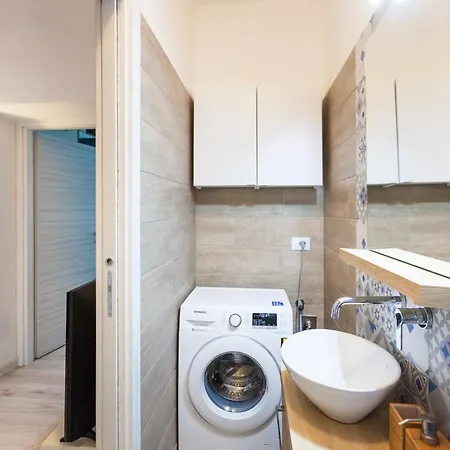 Cozy Flat In Near Metro * ميلان